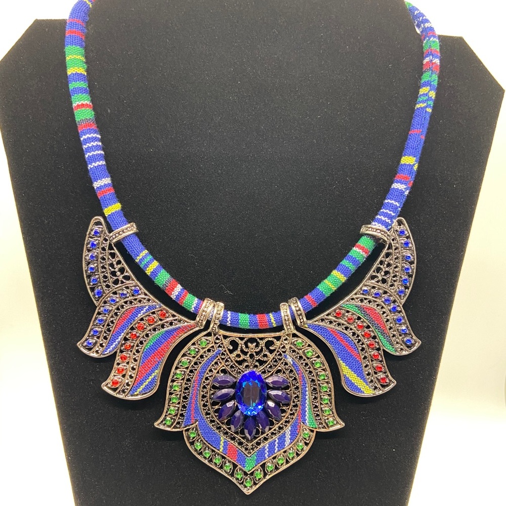 Multi color statement necklace - Picture 3 of 9